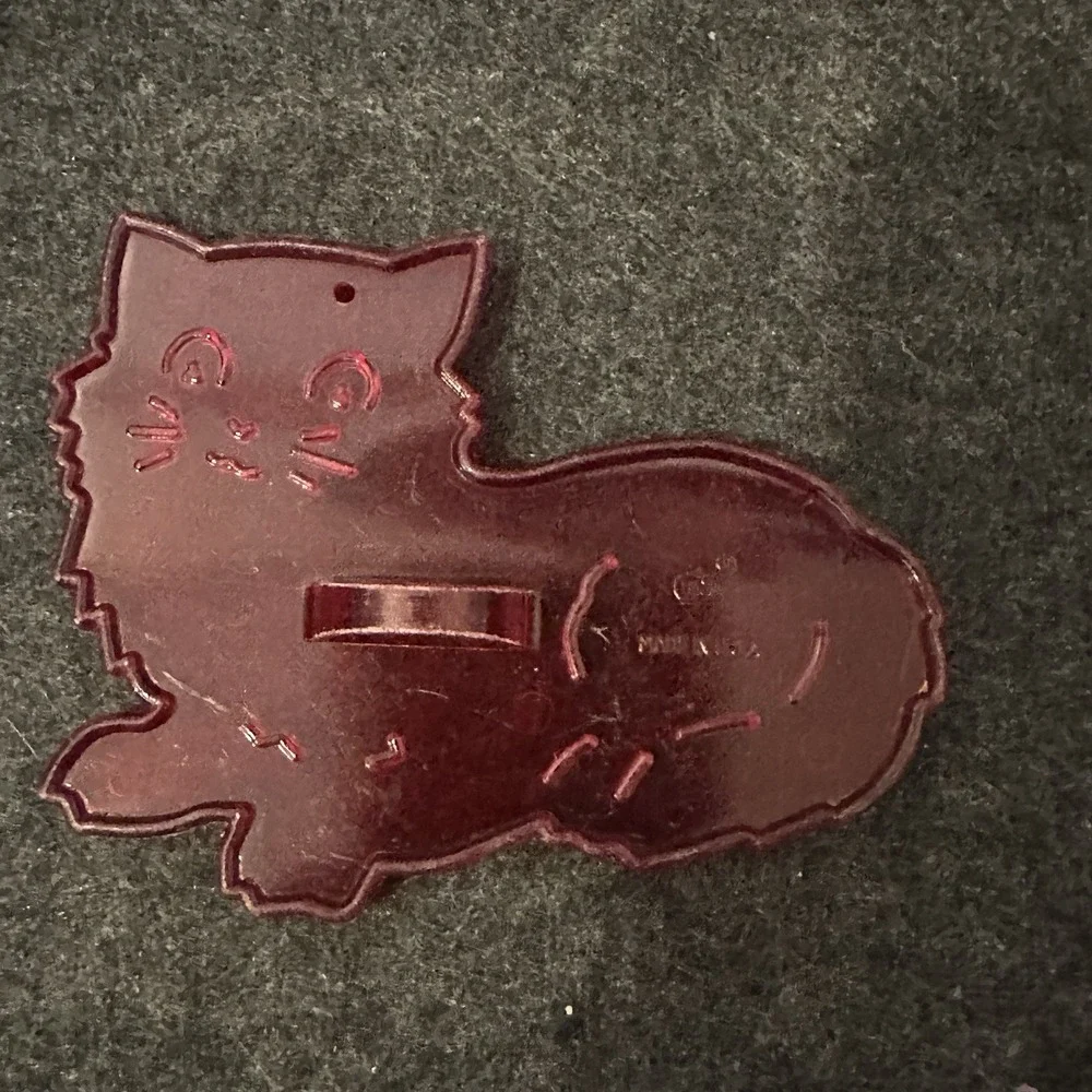 HRM Vintage Design Red Plastic Cookie Cutter - Laying Kitten Cat